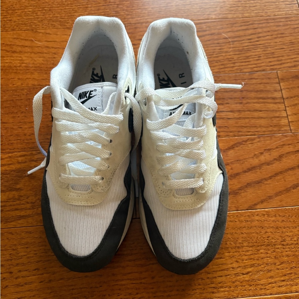 Nike Air Max White and Black Athletic Shoes - Picture 5 of 6